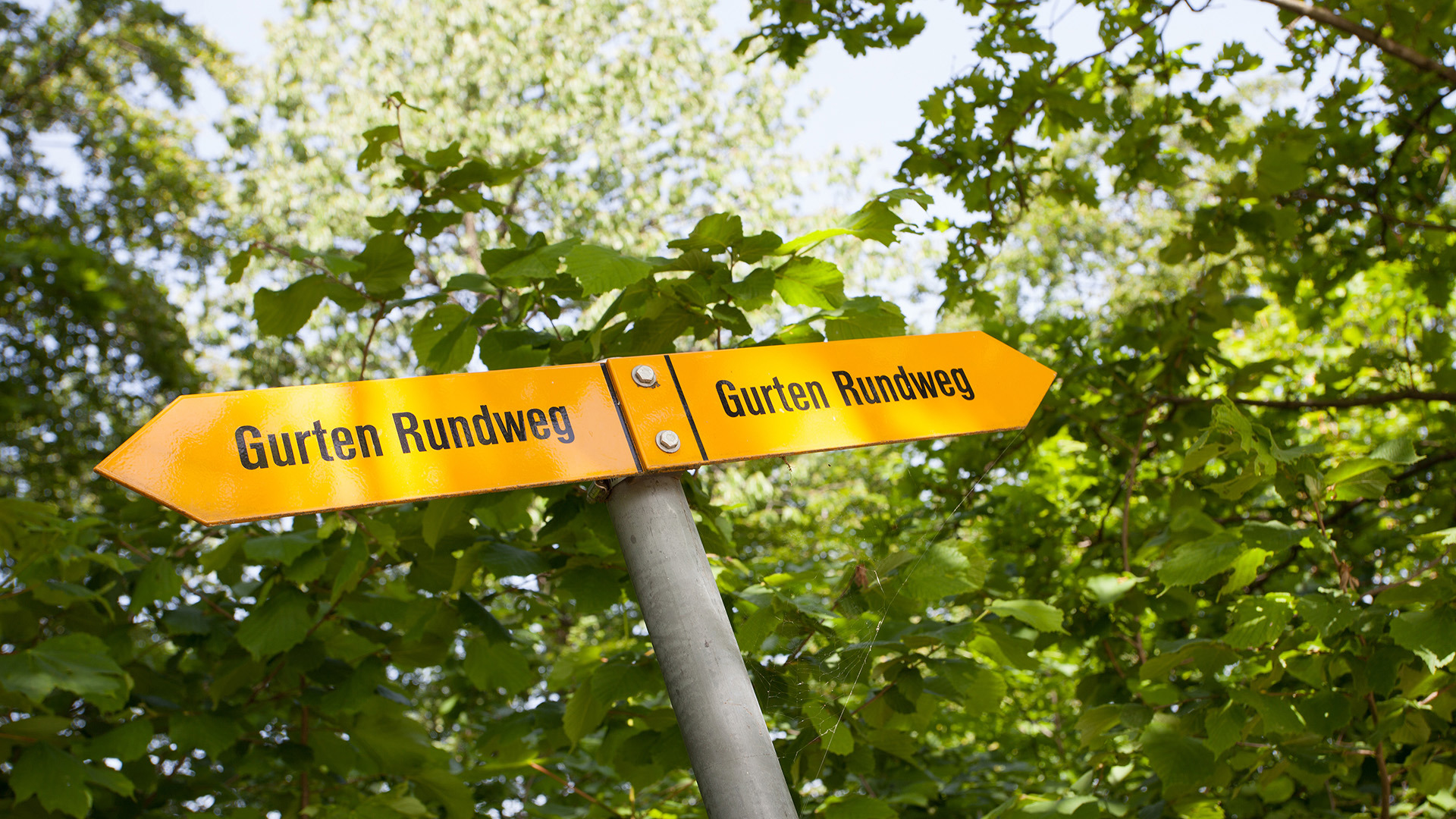 Signpost indicates where Gurten circular trail begins