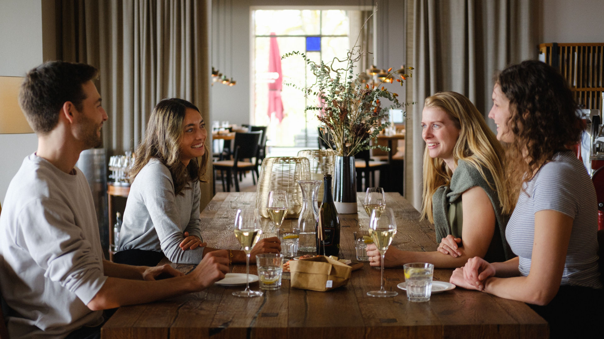Friends having an aperitif together in the restaurant Gurtners