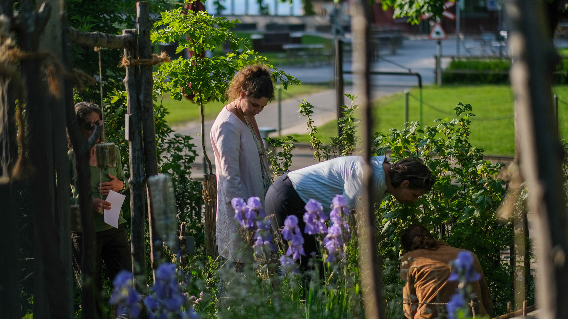Several people looking at the Gurtengärtli from inside.